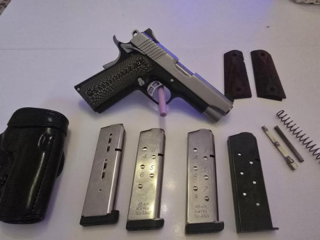 Kimber custom shop calibre 45 ACP con cargador original, 2 cargadores KimPro y un cargador Wilson Combat, 10