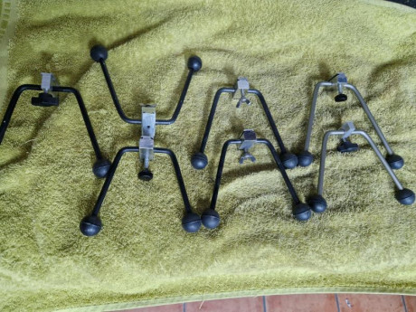 Hola,  tengo varios bipodes pequeños de aluminio para carriles UIT, principalmente van bien en las FWB 01