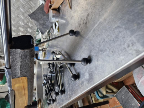Hola,  tengo varios bipodes pequeños de aluminio para carriles UIT, principalmente van bien en las FWB 00