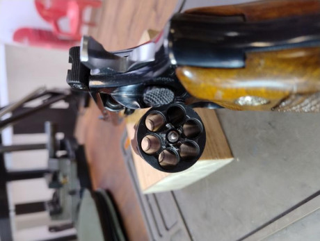 Vendo revolver Llama Comanche III calibre .357 Magnum y cañón de 6 pulgadas, en estado excelente. Revisado 01
