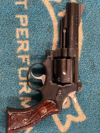 Hola a todos.
Pongo en venta este revolver LLama Martial .38 Spl 
El conjunto consta de:
revolver y caja 00