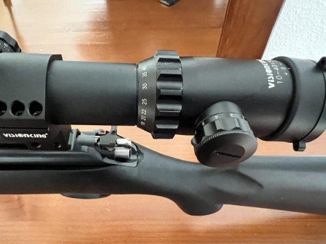Rifle CZ 455 sintético de cerrojo del calibre 17 HMR, cargador de 5 balas y otro de 10, estado impecable, 12