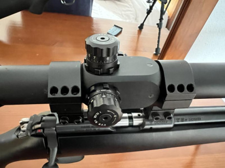Rifle CZ 455 sintético de cerrojo del calibre 17 HMR, cargador de 5 balas y otro de 10, estado impecable, 21