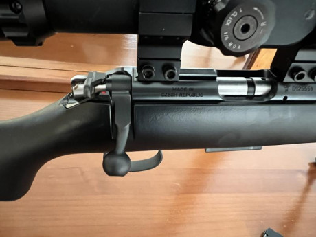 Rifle CZ 455 sintético de cerrojo del calibre 17 HMR, cargador de 5 balas y otro de 10, estado impecable, 20