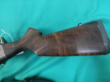 En Segovia, un amigo vende este rifle, 850€. Un BROWNING long track NEW elite en 300 wm. 02