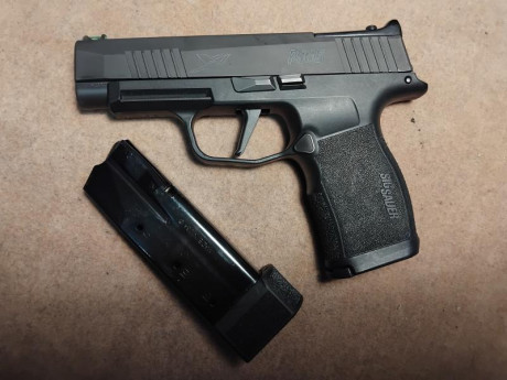 Sig Sauer P365XL,  9 mm, con cargador de 12 tiros + otros 2 cargadores de 15 tiros. Funda rígida de interior 01