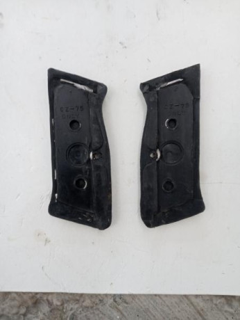 CACHAS DE GOMA SIN ESTRENAR PARA PISTOLA CZ 75/Y85
PRECIO 25€ 01