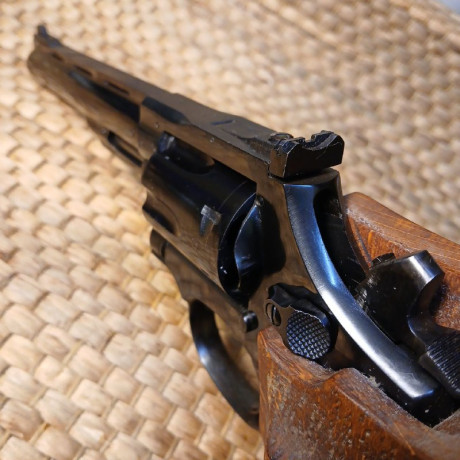 Un amigo vende su  Llama Comanche III , en calibre .357 Magnum.
Dos juegos de cachas, originales y anatómicas.
Muy 02