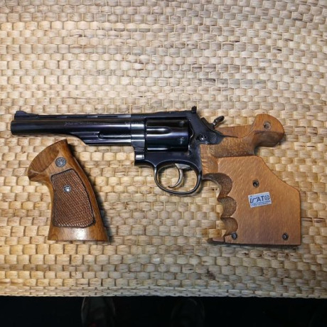 Un amigo vende su  Llama Comanche III , en calibre .357 Magnum.
Dos juegos de cachas, originales y anatómicas.
Muy 01