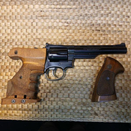 Un amigo vende su  Llama Comanche III , en calibre .357 Magnum.
Dos juegos de cachas, originales y anatómicas.
Muy 00