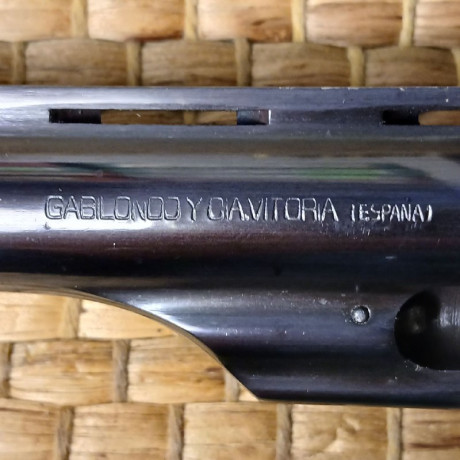 Un amigo vende su  Llama Comanche III , en calibre .357 Magnum.
Dos juegos de cachas, originales y anatómicas.
Muy 12
