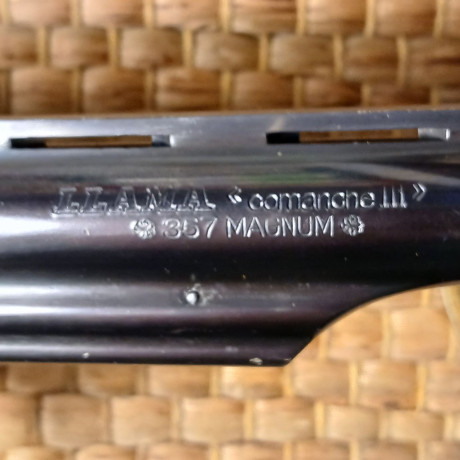 Un amigo vende su  Llama Comanche III , en calibre .357 Magnum.
Dos juegos de cachas, originales y anatómicas.
Muy 11