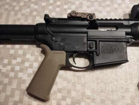 Buenas a todos

Un compañero me ha pedido que le suba a la venta este rifle del calibre 22. Es un Smith 12