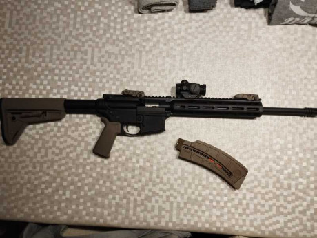 Buenas a todos

Un compañero me ha pedido que le suba a la venta este rifle del calibre 22. Es un Smith 10