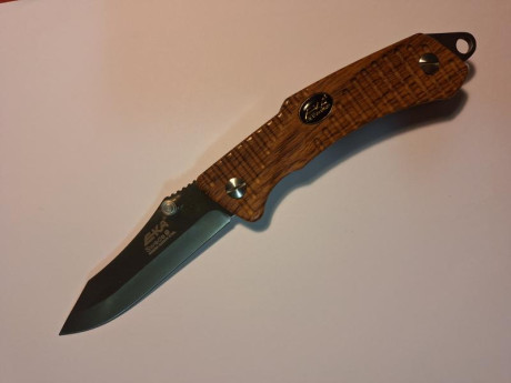 *SE VENDE:* 

 *Navaja EKA modelo Swede 9.* Acero 12c27,  apertura a una sola mano y bloqueo trasero, 02