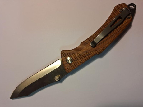 *SE VENDE:* 

 *Navaja EKA modelo Swede 9.* Acero 12c27,  apertura a una sola mano y bloqueo trasero, 00