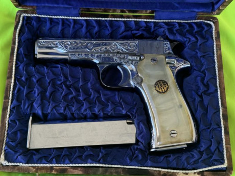 750€ vendo pistola guiada en F, una pistola única con acabados en plata, con caja, baqueta y libro original, 01