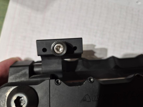 Vendido. Gracias. 

Vendo bipode accu-tac LR-10 G1. 

Está en Madrid. Alguna marca de uso. Y la cabeza 00
