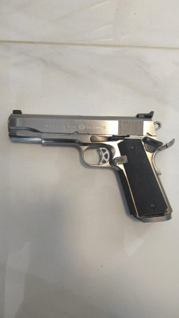 Norinco 1911 A1. Originalmente de fábrica, una .45 acp. La habían cromado antes de comprarla. Viene con 02