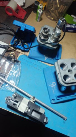 Vendo Dillon 550 en perfecto estado, tres soportes de Dies, torretas, dosificador Dillon a estrenar, solo 01