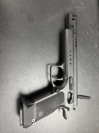 Totalmente nueva, con solo un par de semanas de uso. Calibre 9mm, Incluye 4 cargadores totalmente nuevos 02