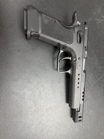 Totalmente nueva, con solo un par de semanas de uso. Calibre 9mm, Incluye 4 cargadores totalmente nuevos 01