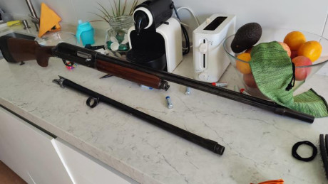 Se vende escopeta repetidora marca BREDA con dos cañones. Uno estriado para caza mayor y poder tirar bala 30