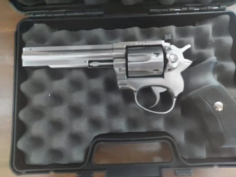 Revolver Manurhin MR88 Sport Inox , calibre .357 Mag ,con su empuñadura original Trausch y su estuche 01