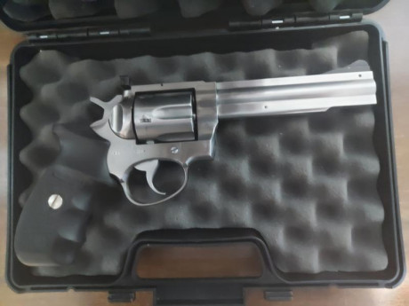 Revolver Manurhin MR88 Sport Inox , calibre .357 Mag ,con su empuñadura original Trausch y su estuche 00