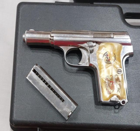 Hola pongo a la venta estas dos piezas
la 300 del 9 corto 
otra 300  del 7,65
cada una 300 euros 
679364803 01