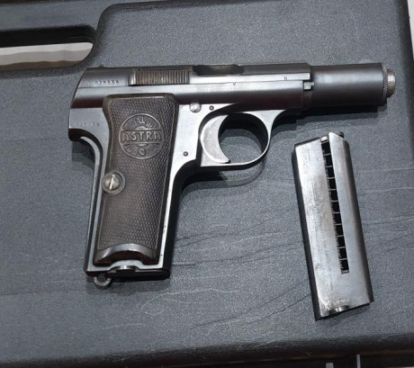 Vendo dos pistolas 
astra 300 del 9 corto cromada
y otra del 7,65 la oscura
300 euros cada una
estan en 00
