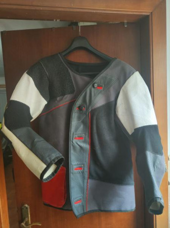 Se vende chaqueta de tiro  AHG Anschutz talla 52 con poco uso. Precio 100 euros. Se encuentra en Cádiz. 00