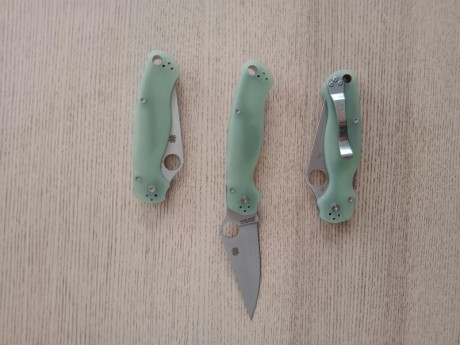 Vendo navajas tácticas Spyderco Paramilitary-2. Tengo dos unidades. 150€ cada una, más gastos de envío. 01