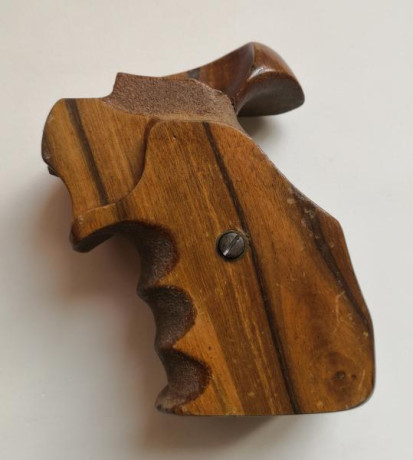 Buenas tardes a todos. Vendo esta cacha anatómica para Colt Python. Realizada por un conocido artesano 20