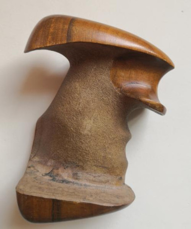 Buenas tardes a todos. Vendo esta cacha anatómica para Colt Python. Realizada por un conocido artesano 32