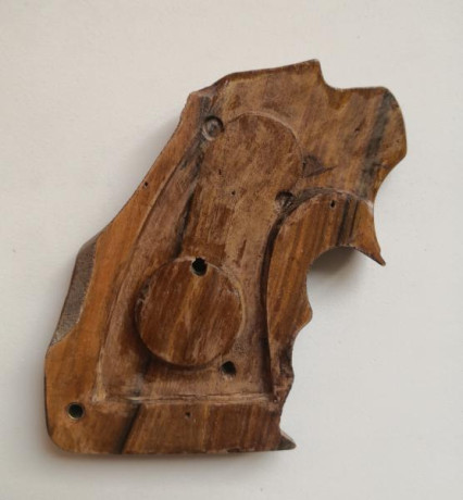 Buenas tardes a todos. Vendo esta cacha anatómica para Colt Python. Realizada por un conocido artesano 31