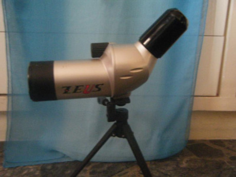 Un compañero que carece de internet, me ha comunicado que le venda unos cascos Peltor y un visor Zeus 02
