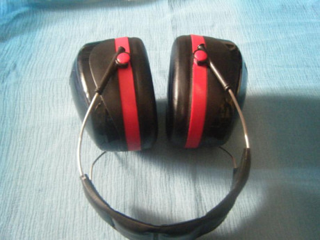Un compañero que carece de internet, me ha comunicado que le venda unos cascos Peltor y un visor Zeus 00