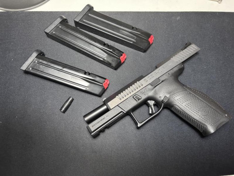 Buenas a todos,

Vendo una CZ P10F del calibre 9mm
Esta guiada en F y se encuentra en Madrid
Tendrá alrededor 02