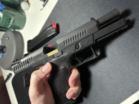 Buenas a todos,

Vendo una CZ P10F del calibre 9mm
Esta guiada en F y se encuentra en Madrid
Tendrá alrededor 00