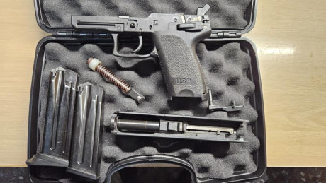 Por cambiar de capricho, vendo esta USP Compact en estado impecable, con muy pocos tiros. Con sus 2 cargadores, 00