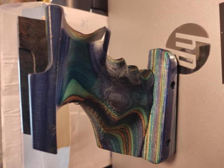 Pongo a la venta estos dos artículos.
Cacha diestro talla M de pistola walter Baikal  100 euros 
cargador 00