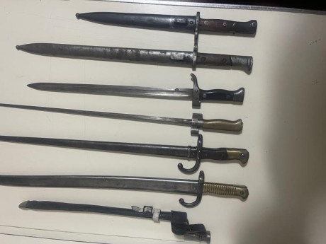 Bayoneta para el Martini Henry con funda de cuero 
Bayoneta para el Chasepot con funda metálica
Bayoneta 00
