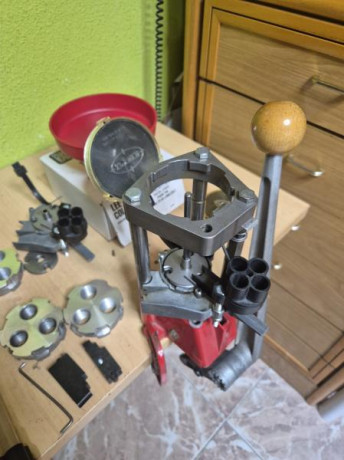 Vendo maquina de recarga LEE Pro 1000, solo usada para desenpistonar, con dos carrier, uno del 9, otro 02