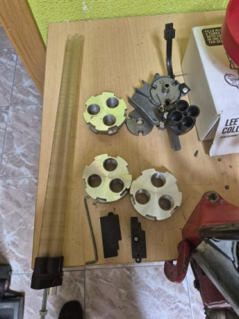 Vendo maquina de recarga LEE Pro 1000, solo usada para desenpistonar, con dos carrier, uno del 9, otro 01