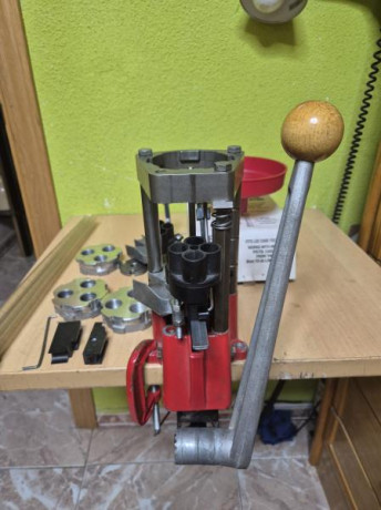 Vendo maquina de recarga LEE Pro 1000, solo usada para desenpistonar, con dos carrier, uno del 9, otro 00