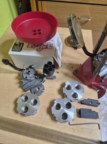 Vendo maquina de recarga LEE Pro 1000, solo usada para desenpistonar, con dos carrier, uno del 9, otro 10