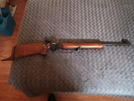Carabina 22 LR,BSA Martini International Mark-2, con los accesorios que se muestran, además anillas intercambiables 00