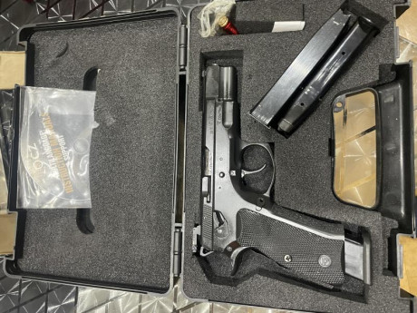 Se vende CZ 75 B en mi buen estado,con muelles cambiados,los originales se dan.3 cargadores del 9 y 2 02