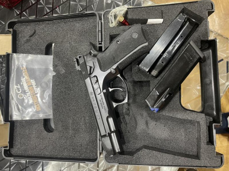 Se vende CZ 75 B en mi buen estado,con muelles cambiados,los originales se dan.3 cargadores del 9 y 2 01